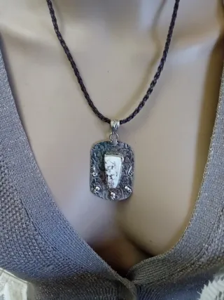 Collana argento con pietra bianca e venature