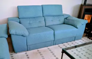 Dos sofás de tela azul 205x100 cm.