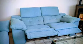 Dos sofás de tela azul 205x100 cm.