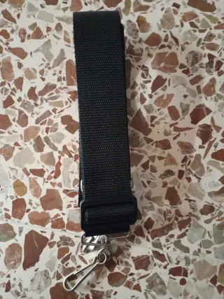 Correa negra con mosquetones