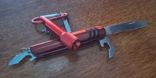 Navaja multiusos roja + linterna LED