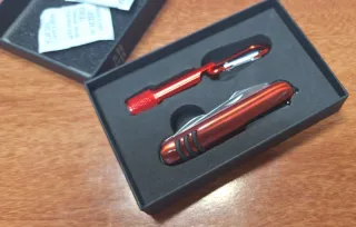 Navaja multiusos roja + linterna LED