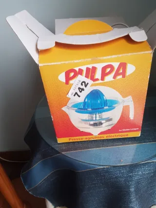 Exprimidor Eléctrico Transparente y Rosa