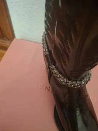 Botas cowboy negras con cadena