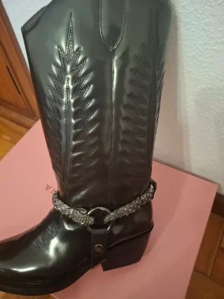 Botas cowboy negras con cadena
