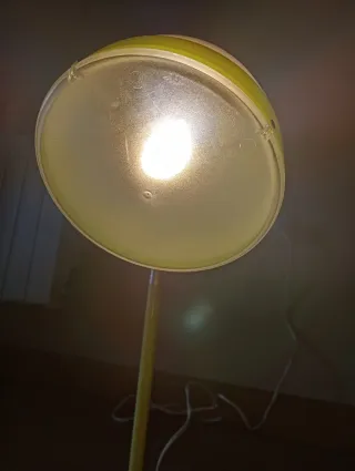 Lámpara escritorio.