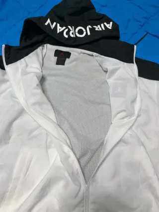 Chaqueta Cortavientos Jordan Blanca y Roja