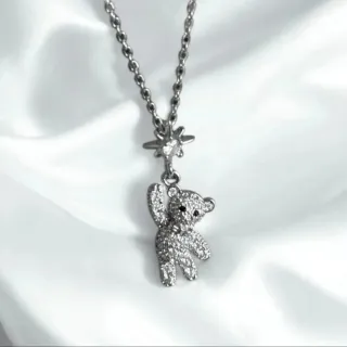 Collar plateado con colgante de osito