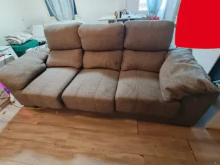 Sofá de tela beige y gris