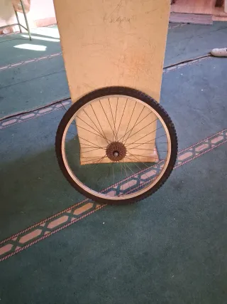 Rueda de bicicleta con piñones
