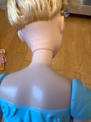 Cenicienta y Barbie pequeña