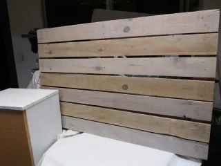 Cabecero de madera con mesilla