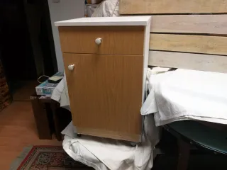 Cabecero de madera con mesilla
