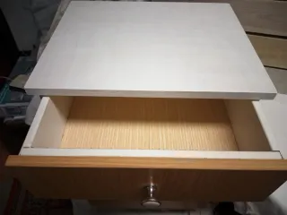 Cabecero de madera con mesilla