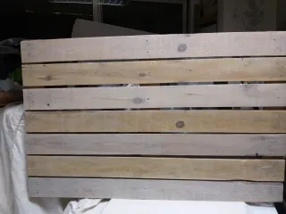 Cabecero de madera con mesilla