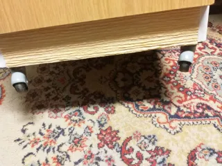 Cabecero de madera con mesilla