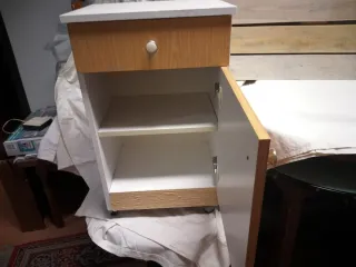 Cabecero de madera con mesilla