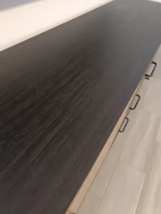 Aparador moderno en gris oscuro y marrón