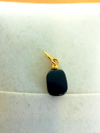 Dije chapado en oro 14k negro