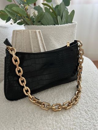 Bolso Zara negro con cadena dorada