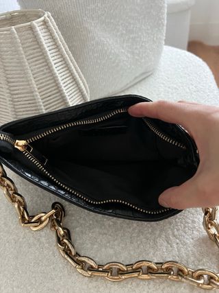 Bolso Zara negro con cadena dorada