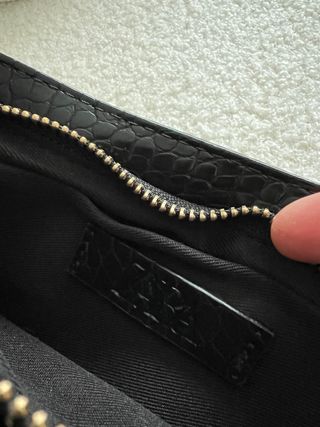 Bolso Zara negro con cadena dorada