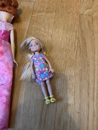 Muñeca Ana Frozen Vestido Rosa y barbie