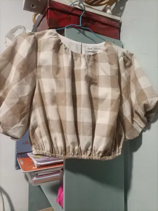 Lote: Blusa The Fated y Bolsos Madera