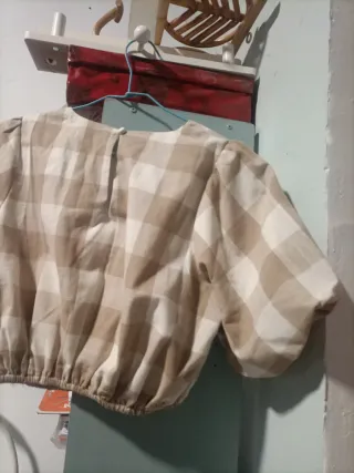 Lote: Blusa The Fated y Bolsos Madera