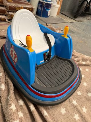 Coche eléctrico infantil parachoques
