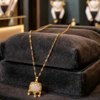 Collar dorado con colgante elegante