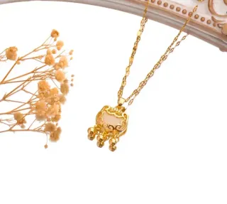 Collar dorado con colgante elegante