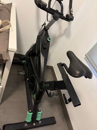 Bicicleta Indoor Cecotec negra con acabados verdes