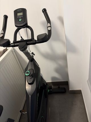 Bicicleta Indoor Cecotec negra con acabados verdes