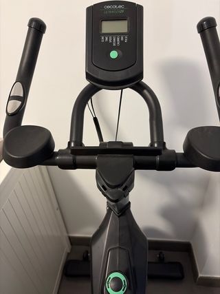 Bicicleta Indoor Cecotec negra con acabados verdes