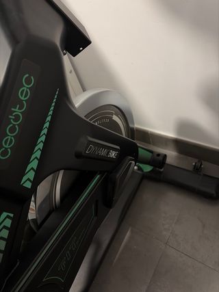 Bicicleta Indoor Cecotec negra con acabados verdes