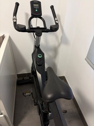 Bicicleta Indoor Cecotec negra con acabados verdes