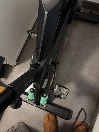 Bicicleta Indoor Cecotec negra con acabados verdes