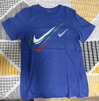 Camiseta Nike Azul con Múltiples Logos