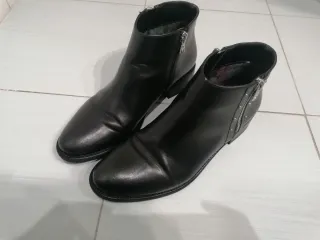 Botines negros con cremallera y tachuelas