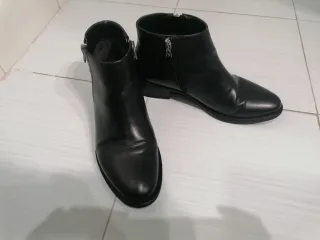 Botines negros con cremallera y tachuelas