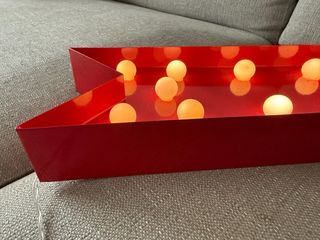 Flecha Roja Decorativa con Luces LED