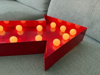 Flecha Roja Decorativa con Luces LED