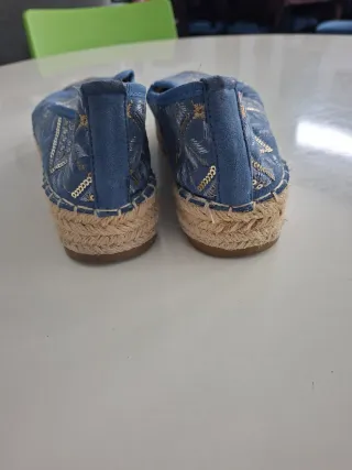 Alpargatas mujer HILshoes bordadas azul y oro