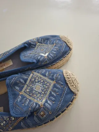 Alpargatas mujer HILshoes bordadas azul y oro