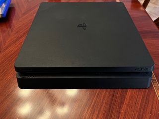 PS4 Slim 1TB Negra + mando + juegos + funda