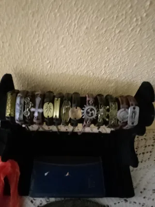 Pulsera de cuero con adornos