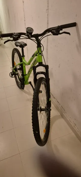 Bicicleta verde para niño