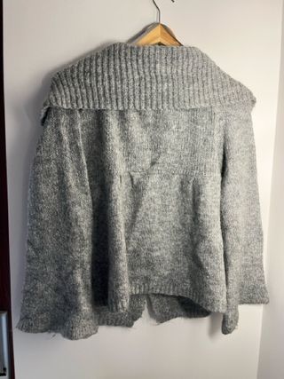 Cardigan grigio con collo largo