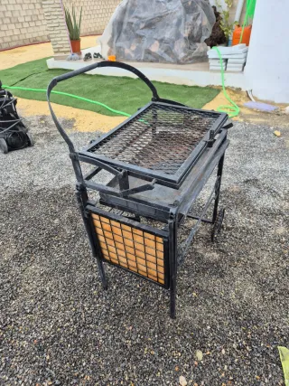 Barbacoa artesanal con parrilla giratoria